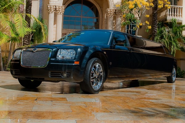 8 Person Chrysler 300 Limo Service Los Angeles