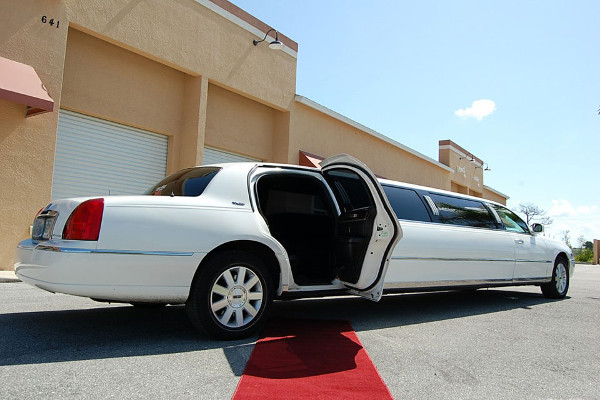 8 Person Lincoln Stretch Limo Los Angeles